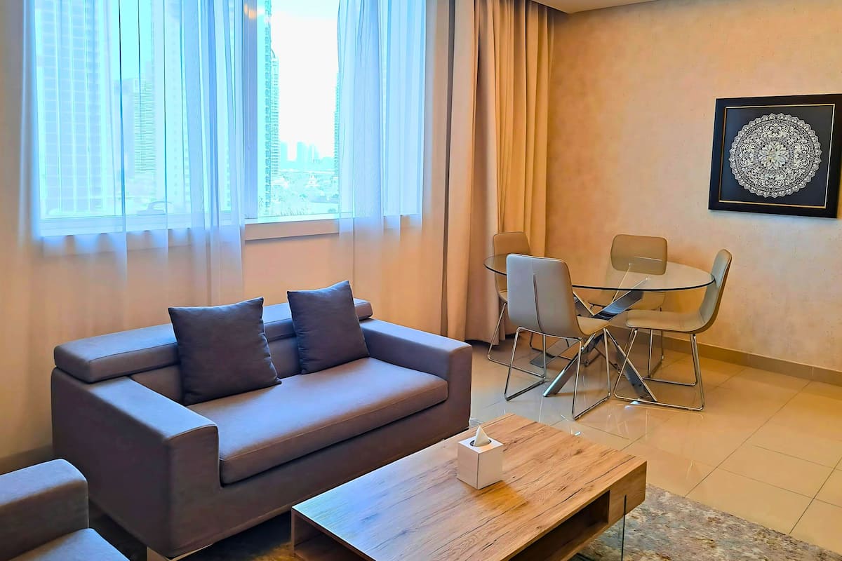 Rom – executive, 1 soverom | Oppholdsområde | En 55-tommers LCD-TV med digitale kanaler samt TV