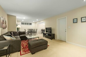 TV, fireplace, video games - Exclusive Spacious Suite with Private Patio  (West Vancouver)