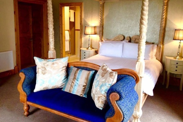 Ayrı ayrı dekore edilmiş, ayrı ayrı döşenmiş, masa, güneşlik/perde