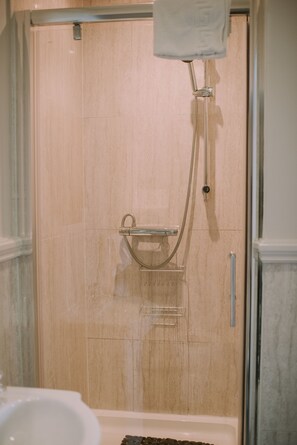 Ducha del cuarto de baño