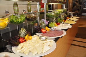Breakfast buffet - Igneada Resort Hotel & Spa  (Demirköy)