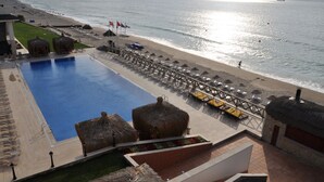 A resort with a swimming pool, beach chairs, umbrellas, and a view of the ocean. - Igneada Resort Hotel & Spa  (Demirköy)
