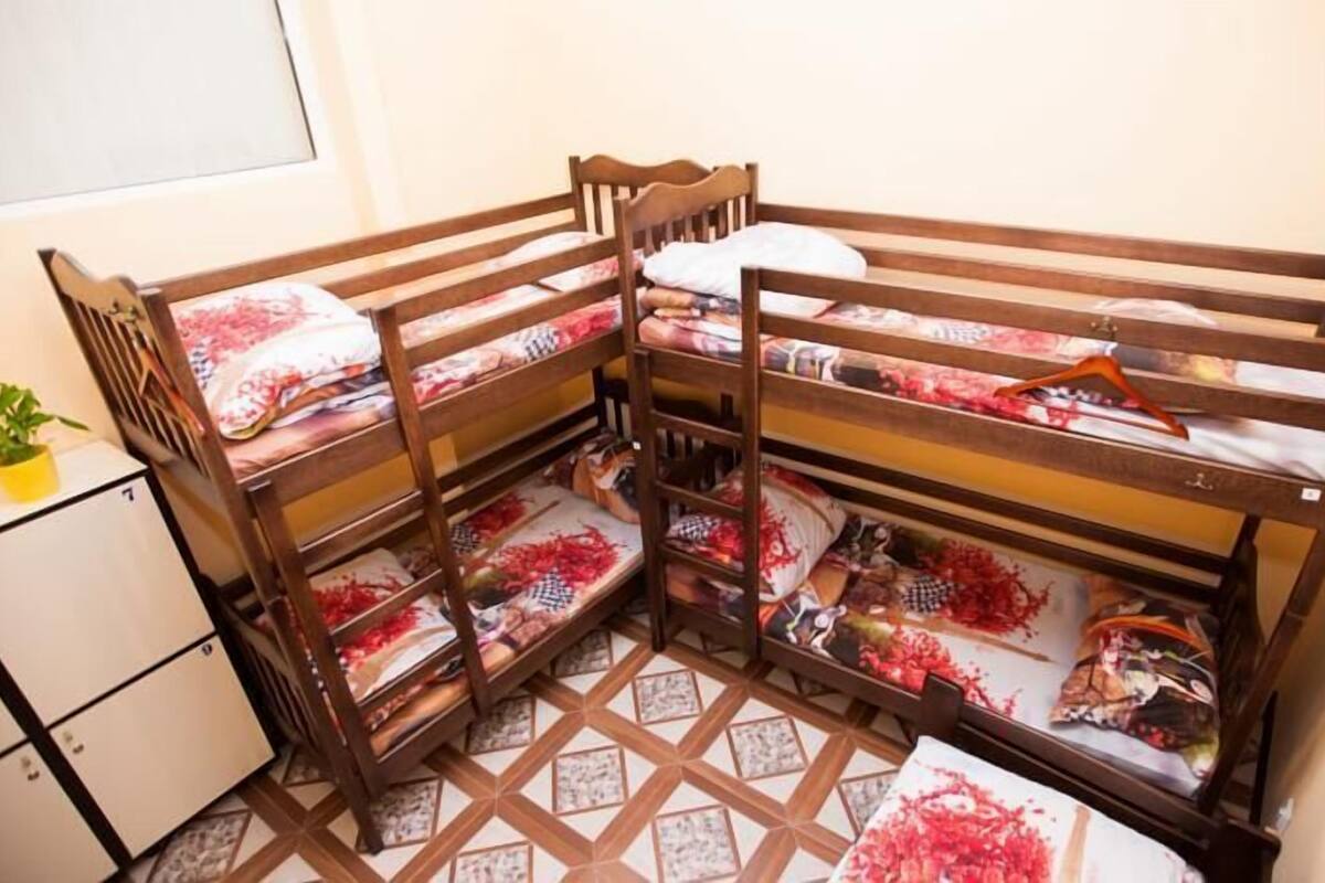 Dormitorio condiviso Basic | 1 camera, tende oscuranti, insonorizzazione, ferro/asse da stiro