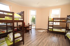 1 habitación, cortinas blackout y sistema de insonorización 