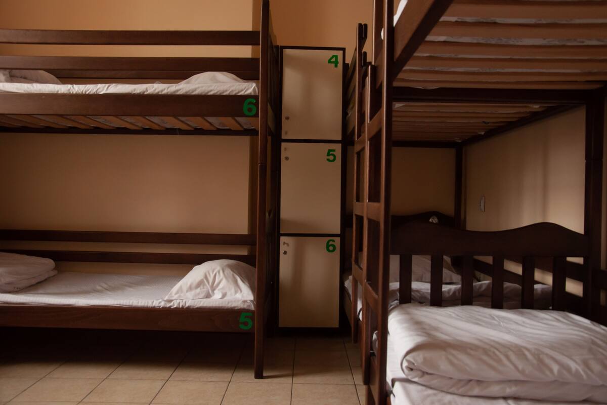 Habitación con literas en tres niveles, cada uno identificado con los números 4, 5 y 6.
