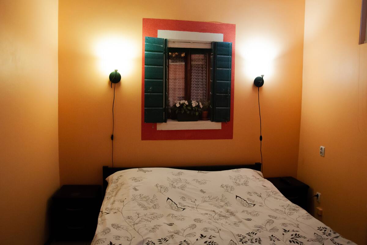 1 habitación, cortinas blackout y sistema de insonorización