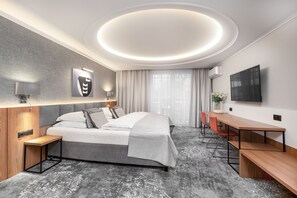 Deluxe Studio (Claude Monet) | Living area | Flat-screen TV - City Apartments - Apartamenty Młyńska 49 (Koszalin)