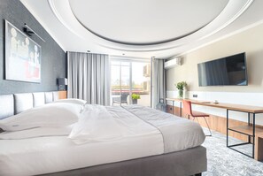 Deluxe Studio (Joan Miro) | In-room safe, desk, laptop workspace, iron/ironing board - City Apartments - Apartamenty Młyńska 49 (Koszalin)