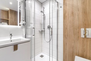 Deluxe Studio (Joan Miro) | Bathroom | Shower, free toiletries, hair dryer, towels - City Apartments - Apartamenty Młyńska 49 (Koszalin)