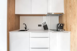 Studio Deluxe (Joan Miro) | Bếp riêng | Tủ lạnh, bếp nấu, dụng cụ pha cà phê/trà, ấm điện 