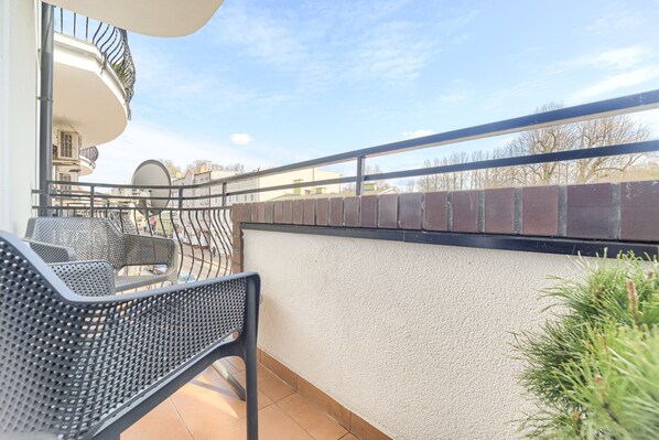 Deluxe Studio (Joan Miro) | Terrace/patio - City Apartments - Apartamenty Młyńska 49 (Koszalin)