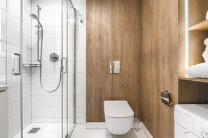 Studio Deluxe (Joan Miro) | Salle de bain | Douche, articles de toilette (gratuits), séchoir à cheveux