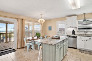 Microondas, horno, lavavajillas y cafetera o tetera