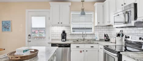 فرن، غسالة أطباق، ماكينة لصنع القهوة/الشاي، محمصة خبز