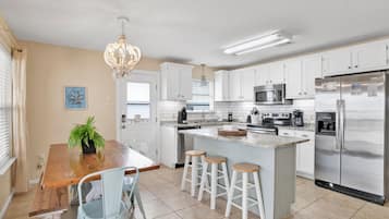 Micro-ondes, four, lave-vaisselle, cafetière/bouilloire