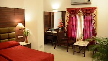 Executive Deluxe Room | Desk, laptop workspace, free WiFi, individually furnished