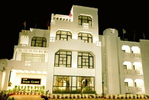 Hotel Grand Central features a symmetrical facade with multiple windows and balconies.