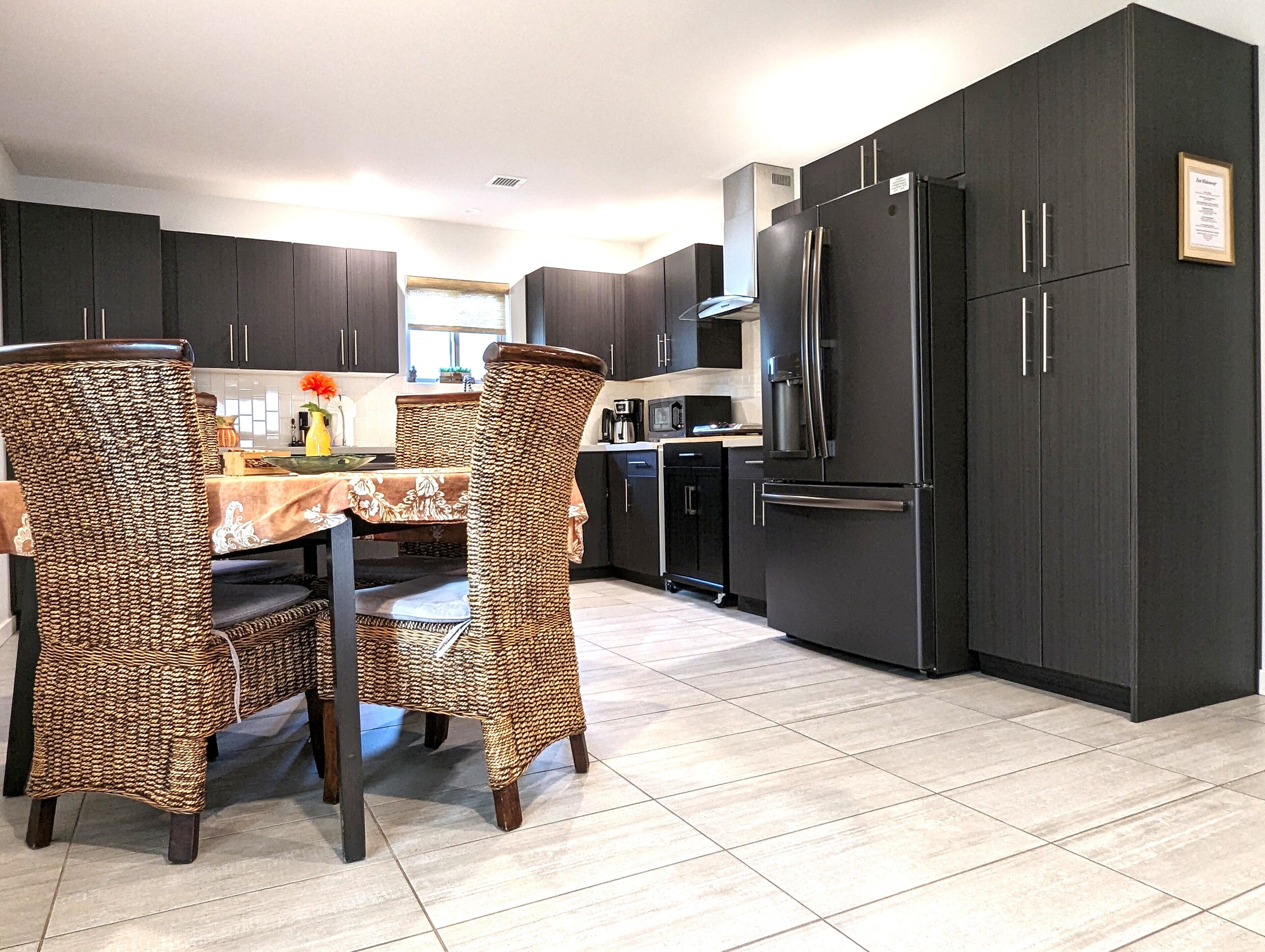 Réfrigérateur, micro-ondes, plaque de cuisson, cafetière/bouilloire