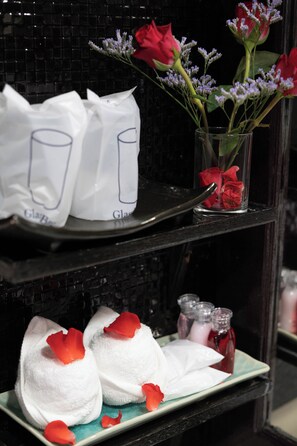 Deluxe Room | Bathroom | Shower, free toiletries, hair dryer, towels - TJR BOUTIQUE HOTEL (Chiang Mai)