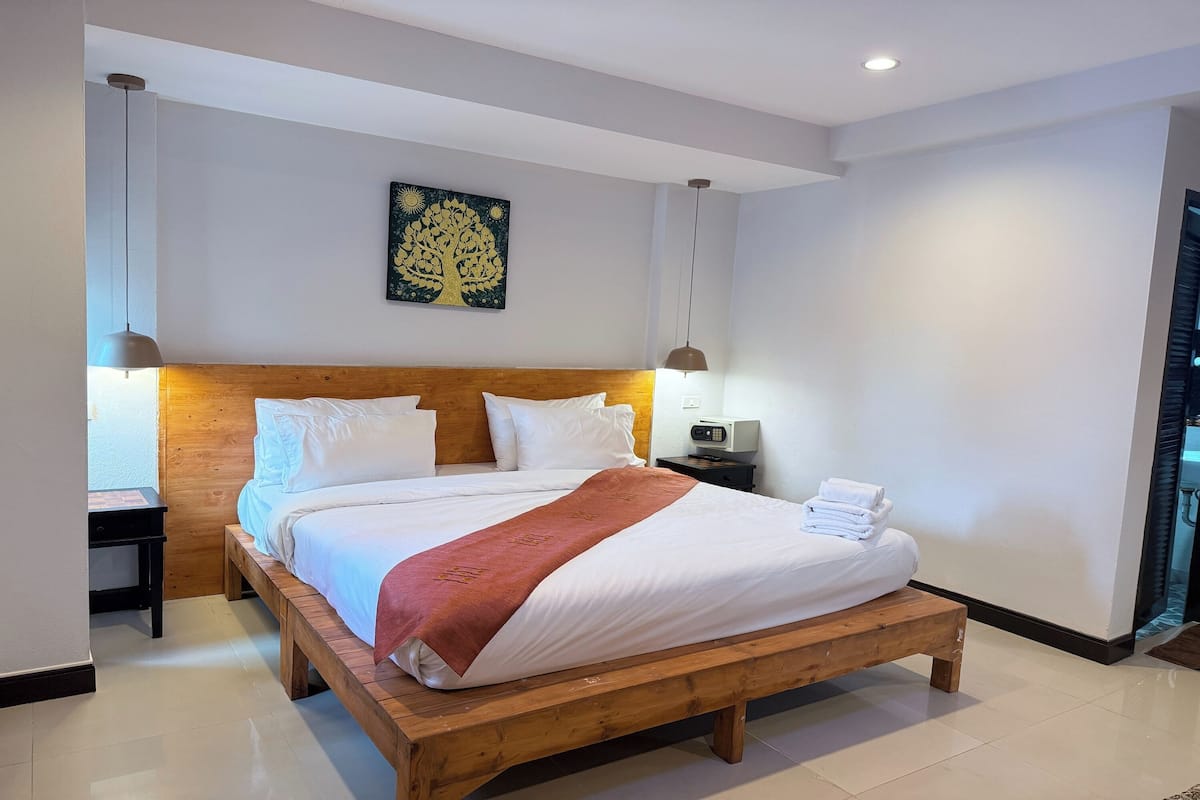 Kahden hengen deluxe-huone | Minibaari, tallelokero huoneessa, pimennysverhot, äänieristys