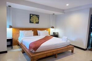 Habitació doble Deluxe | Caixa forta a l'habitació, cortines opaques i llits addicionals 