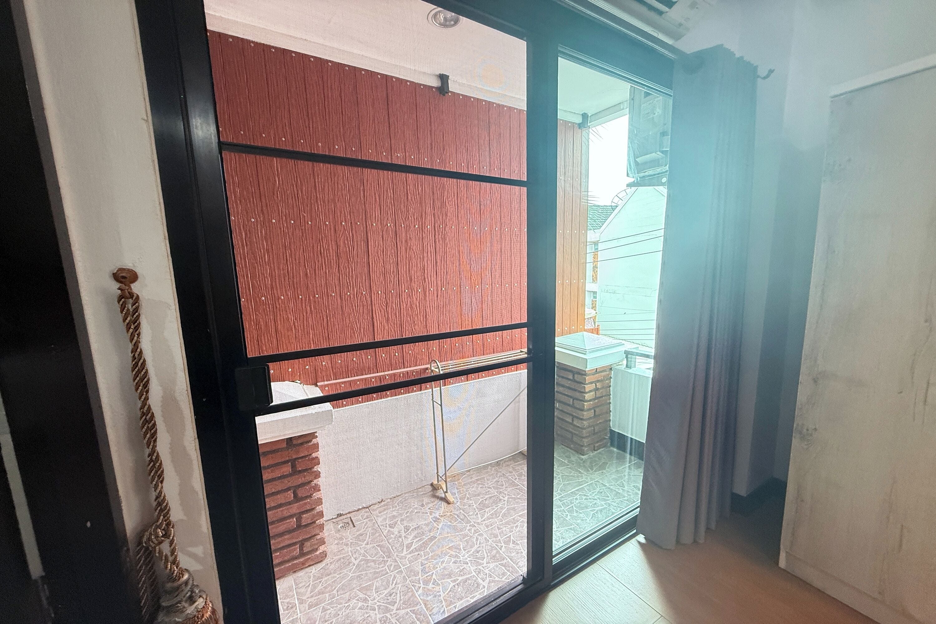 小型套房 | 起居区 | 32-英寸液晶电视 （配备有线频道）、电视