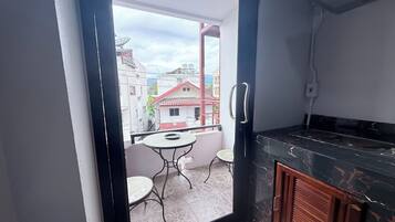 Suíte júnior | Área de estar | TV LCD 32 polegadas com canais a cabo, TV