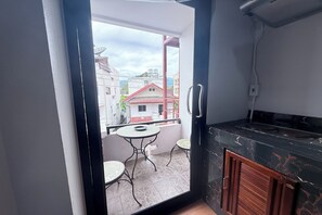 Junior Suite | Living area | 32-inch LCD TV with cable channels, TV