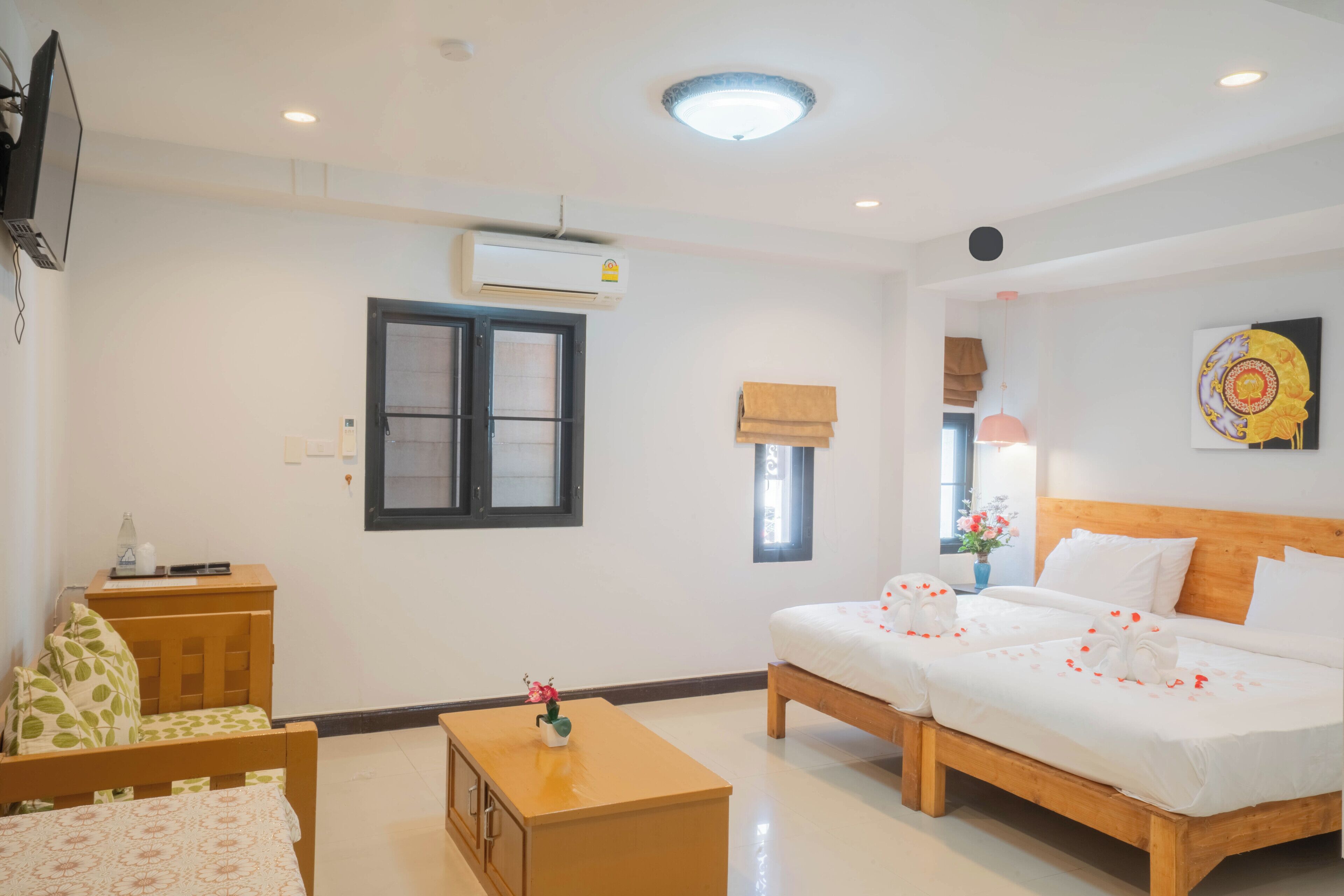 Deluxe kamer | Een minibar, een kluis op de kamer, verduisterende gordijnen