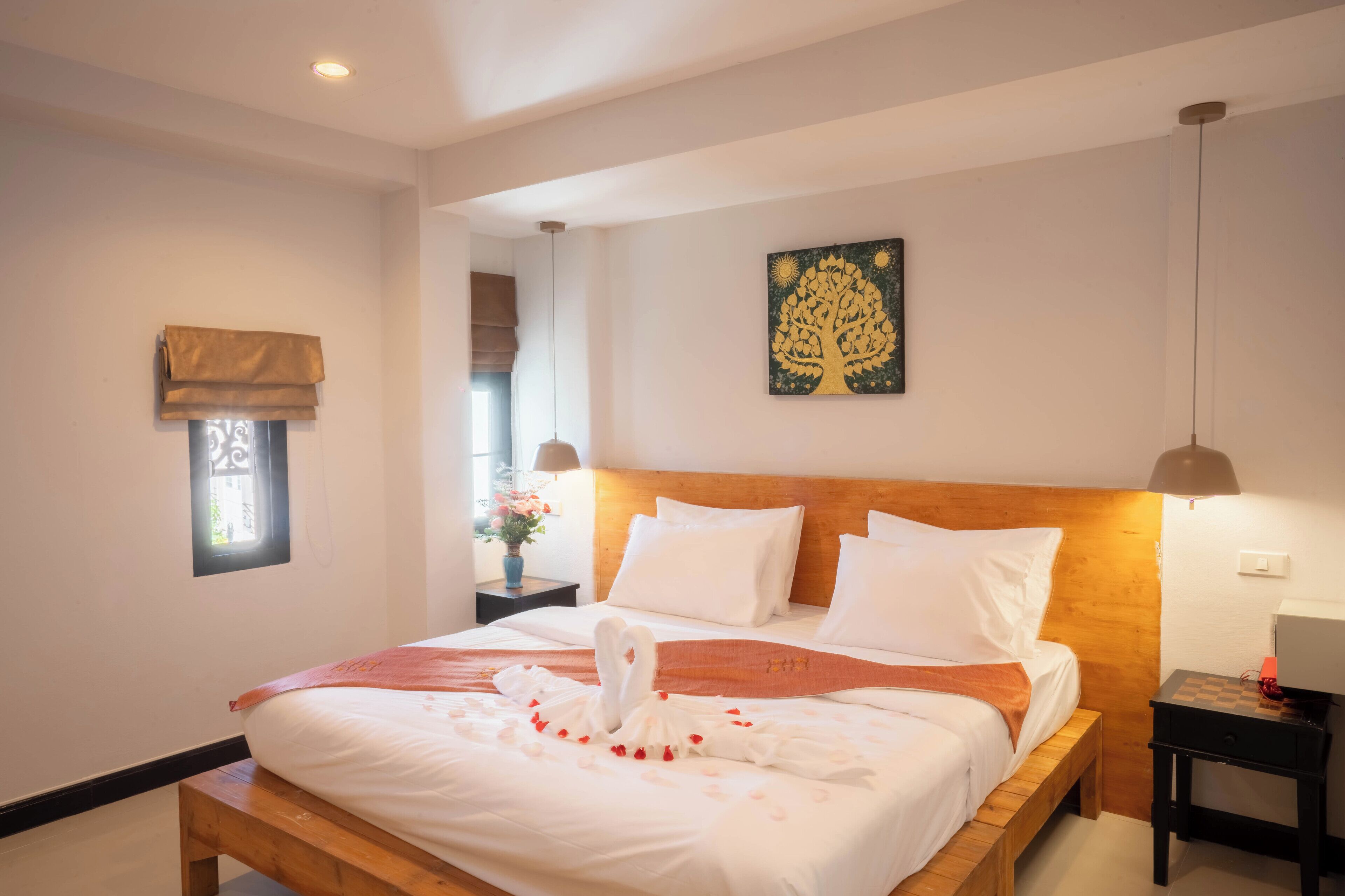 Deluxe Room | Minibar, in-room safe, soundproofing, rollaway beds