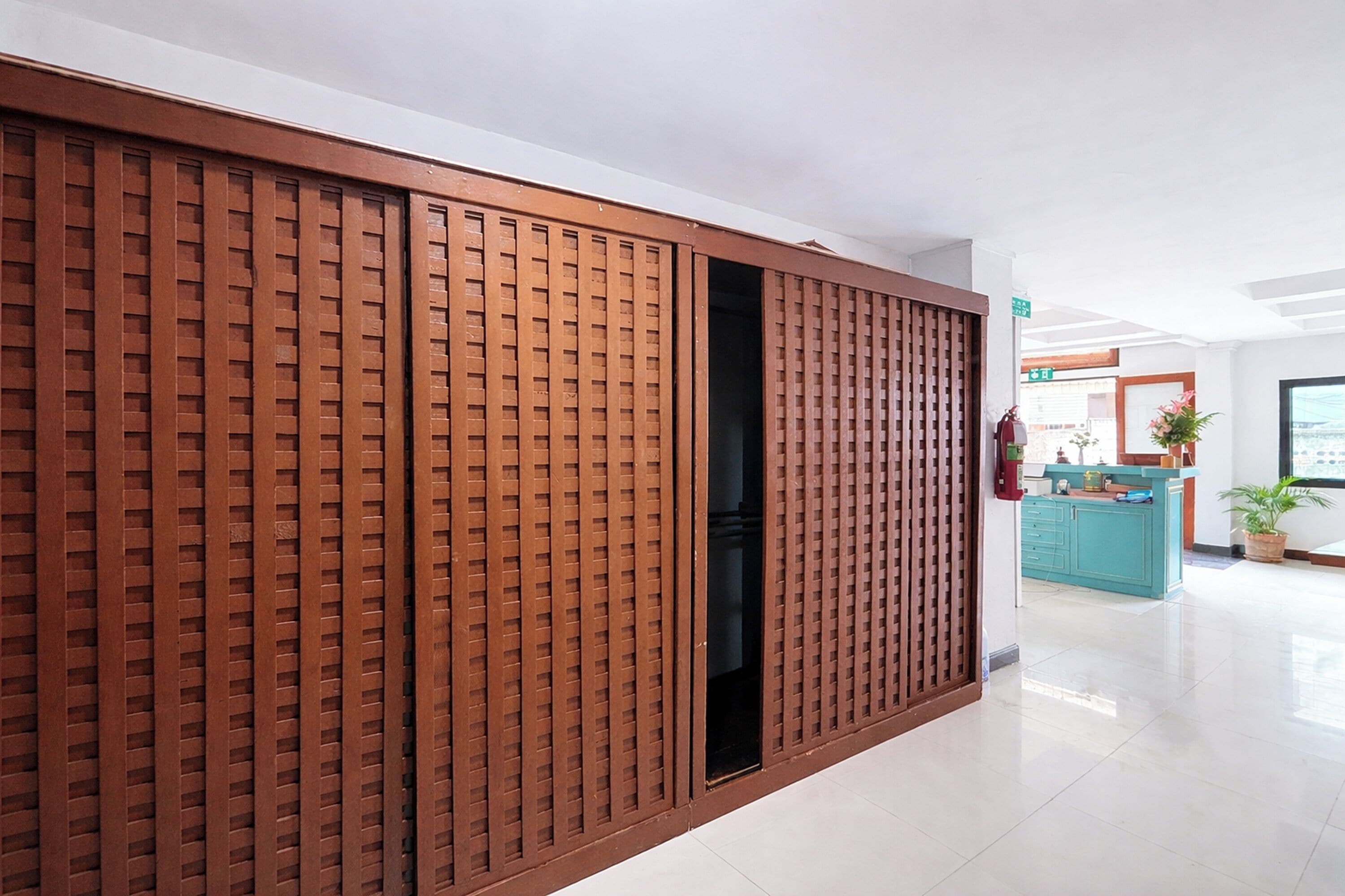 供应早餐、午餐和晚餐，  本地与国际菜