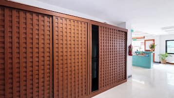 Breakfast, lunch, dinner served; local and international cuisine