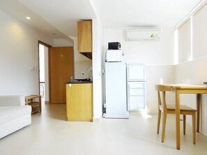 Basic Studio, Kitchenette | Living area | LCD TV