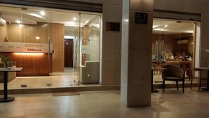 Un hall d'hôtel avec un comptoir d'accueil portant l'inscription « EDEN PARK SAIGON ».
