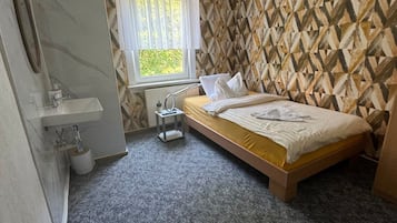 Quarto solteiro, banheiro compartilhado