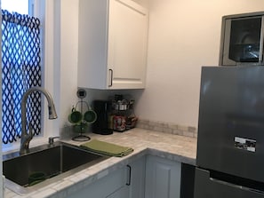 Réfrigérateur, four à micro-ondes, un four, surface de cuisson