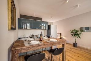 Design appartement, uitzicht op rivier | Dineren op de kamer