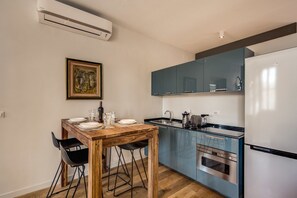 Design appartement, uitzicht op rivier | Privékitchenette | Een koelkast, een microgolfoven, een kookplaat
