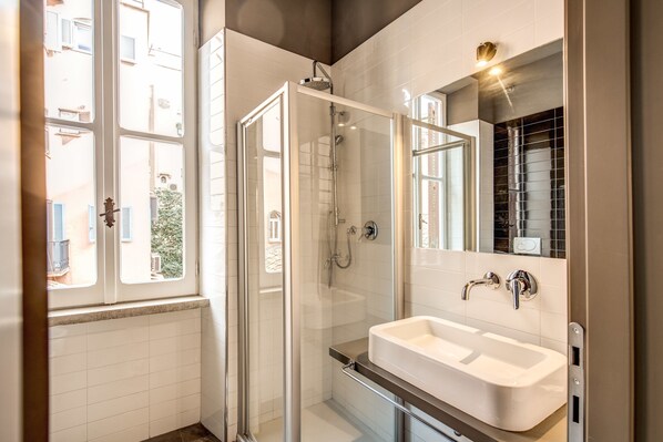 Appartement Design, vue sur le fleuve | Salle de bain | Douche, articles de toilette (gratuits), séchoir à cheveux, bidet