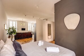 Design appartement, uitzicht op rivier | Een bureau, een strijkplank/strijkijzer, babybedden (toeslag)