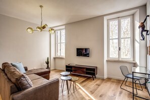 Design appartement, uitzicht op rivier | Woonruimte | Een 32-inch lcd-televisie met satellietzenders en televisie