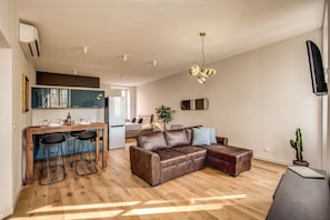Design appartement, uitzicht op rivier | Woonruimte | Een 32-inch lcd-televisie met satellietzenders en televisie