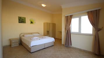 1 habitación, escritorio y tabla de planchar con plancha