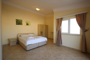 1 Schlafzimmer, Schreibtisch, Bügeleisen/Bügelbrett