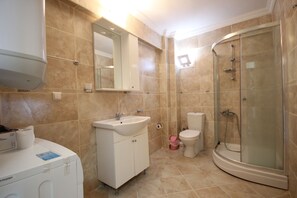 Deep-soaking bathtub, hair dryer, towels - Malibu Residences (Didim)