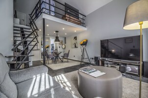 Premium Λοφτ | Περιοχή καθιστικού | Τηλεόραση LCD 43 ιντσών με καλωδιακά κανάλια, τηλεοράσεις