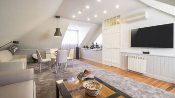 Familien-Penthouse, 1 King-Bett und Schlafsofa, Whirlpool | Wohnbereich | 43-Zoll-LCD-Fernseher mit Kabelempfang, Fernseher