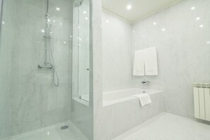 Superior Double or Twin Room, Ensuite | Bathroom | Separate bathtub and shower, free toiletries, hair dryer, bathrobes - Paço do Bispo Boutique House (Cascais)