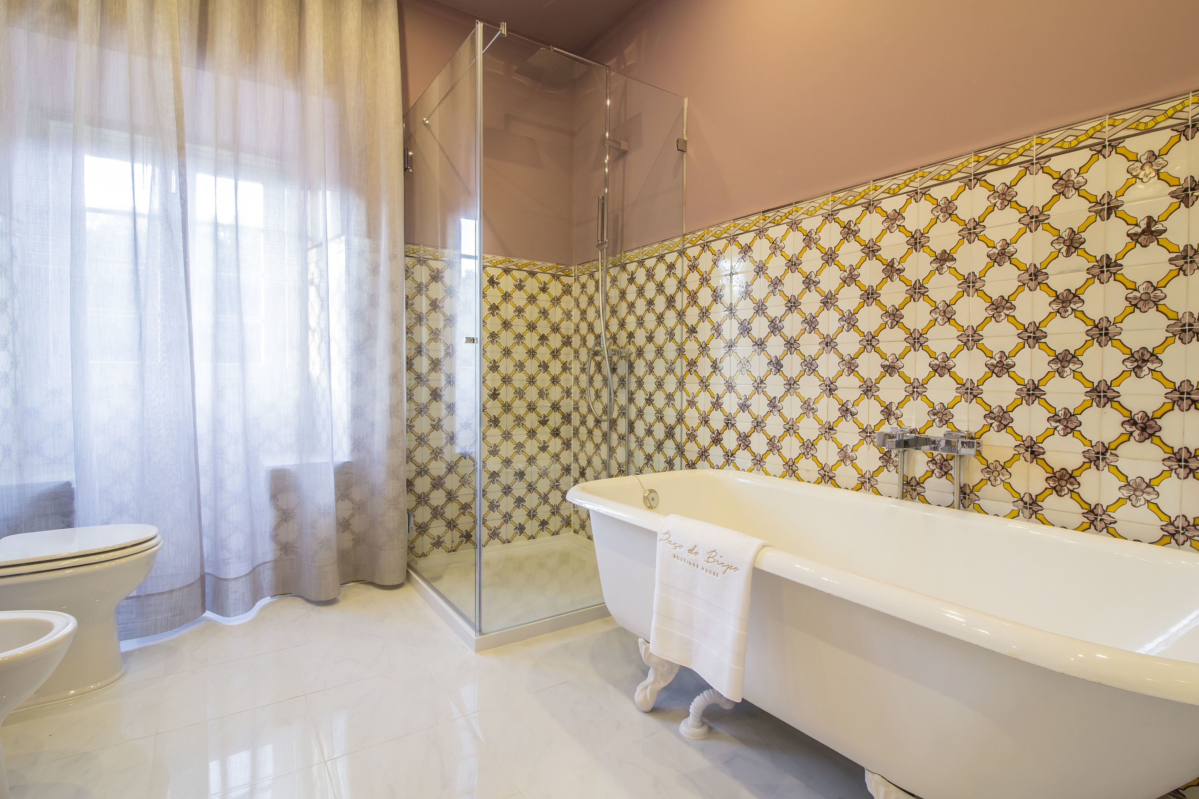 Une salle de bain avec une baignoire, des toilettes et une douche.