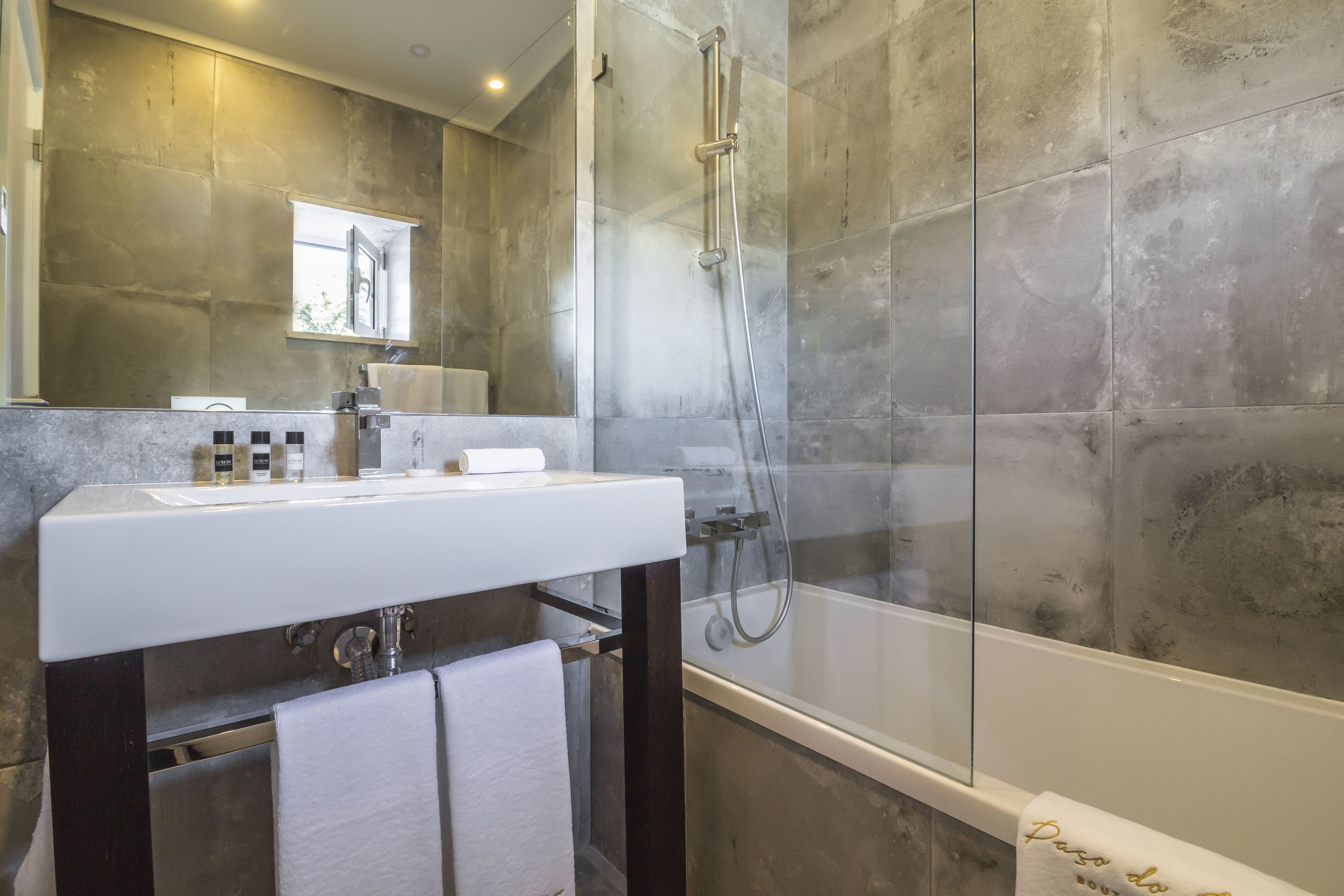 deluxe double room, ensuite | bathroom | separate bathtub and shower, free toiletries, hair dryer, bathrobes